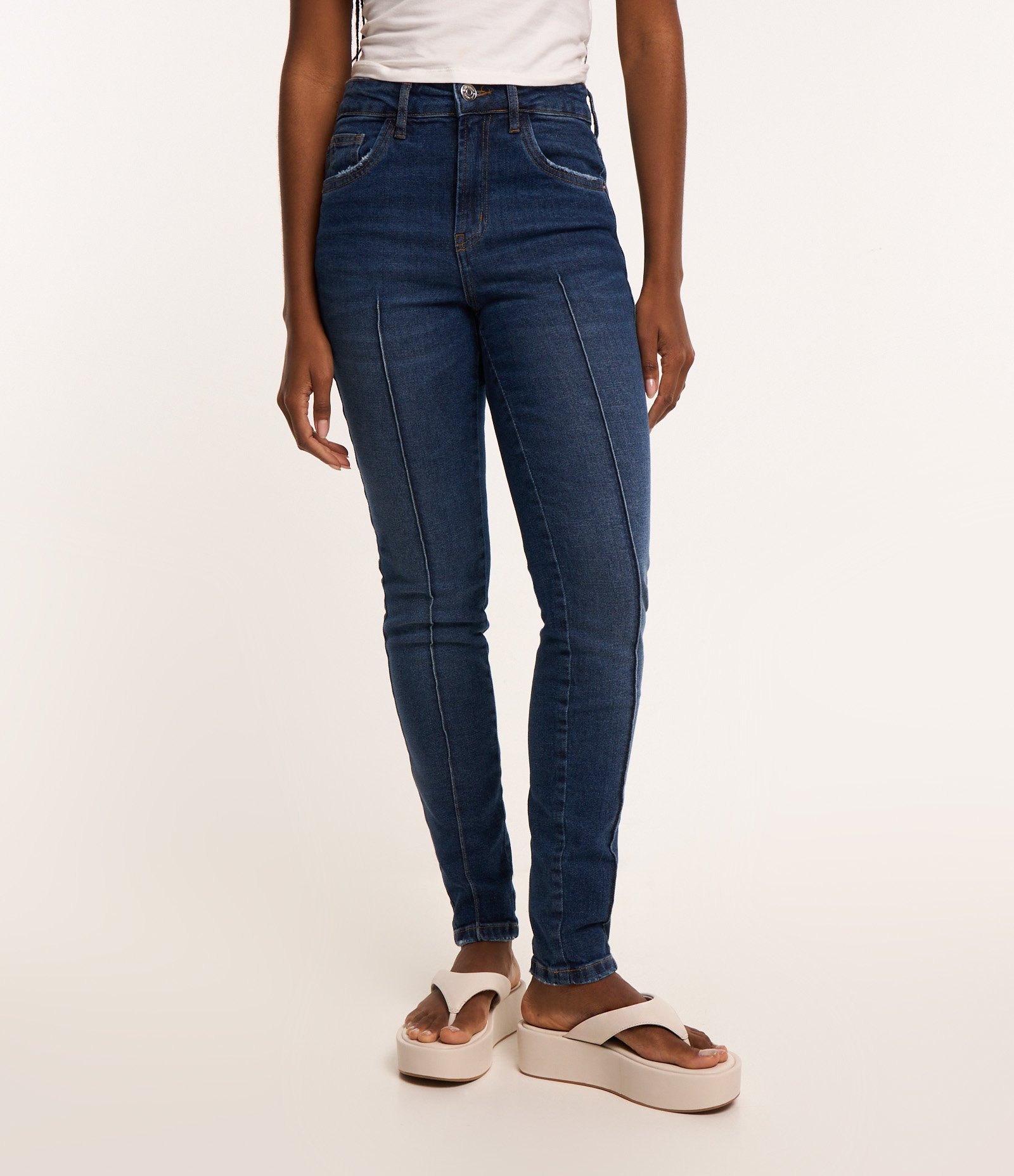 Calça Skinny em Jeans com Frisos Recortados Azul 2