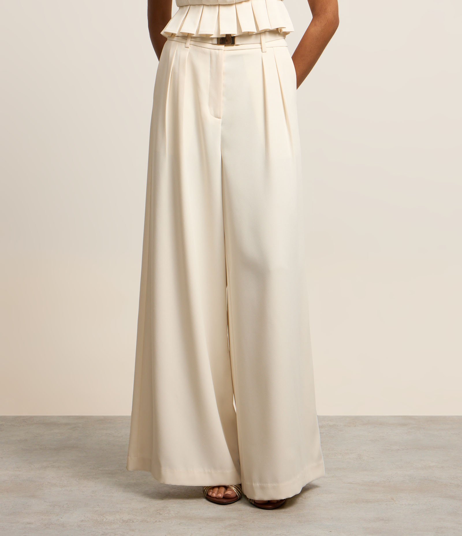 Calça Wide Leg em Crepe com Cinto e Bolsos Branco 3
