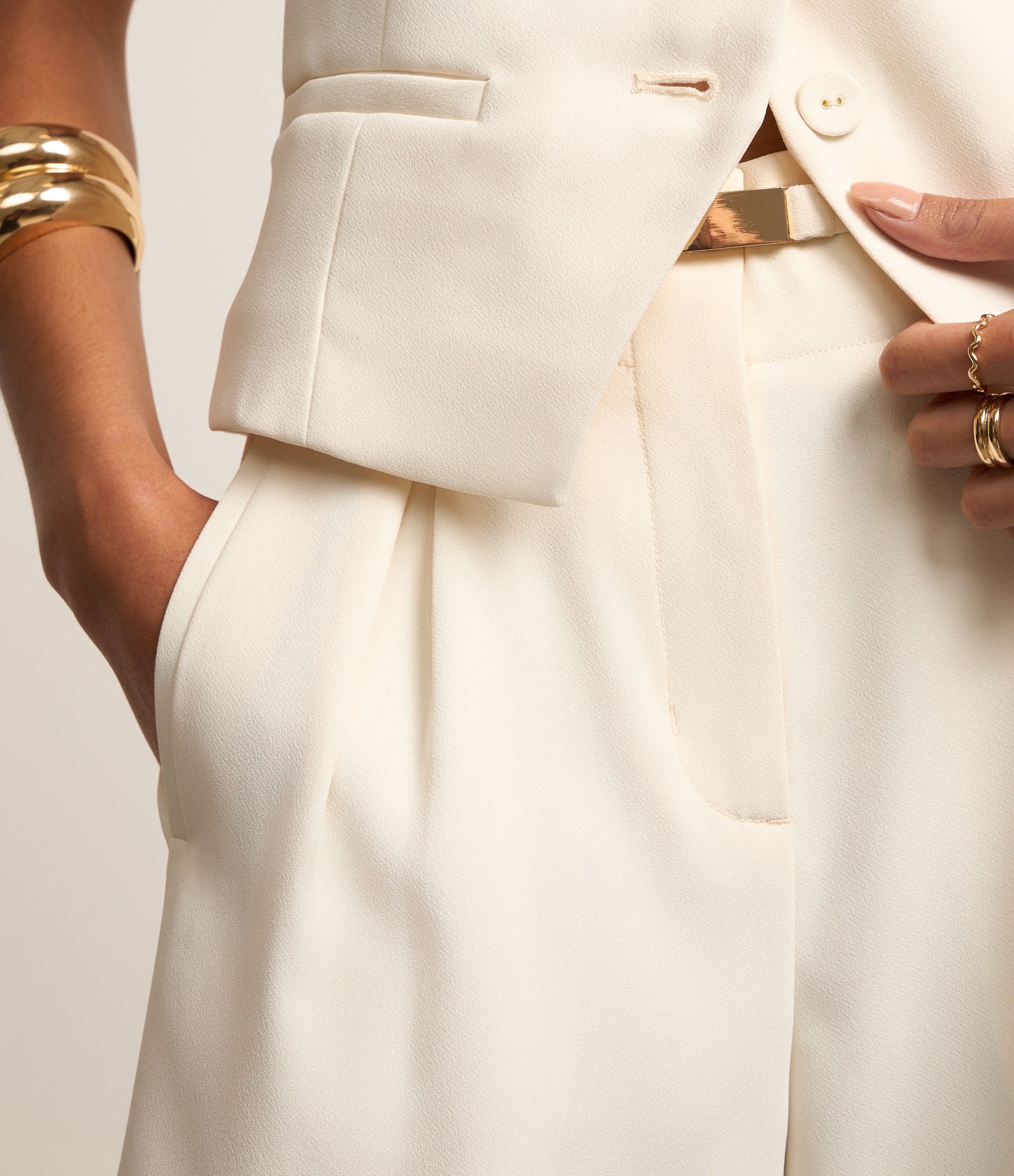 Bermuda em Crepe com Cinto e Pregas Branco 4