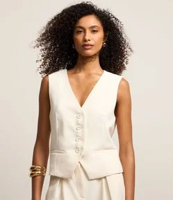 Colete em Crepe com Botões e Fivela nas Costas