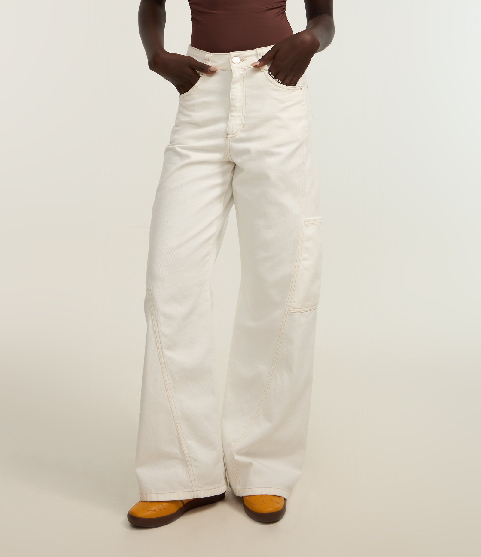 Calça Wide Leg Cintura Alta em Sarja com Recorte Transversal Branco 3