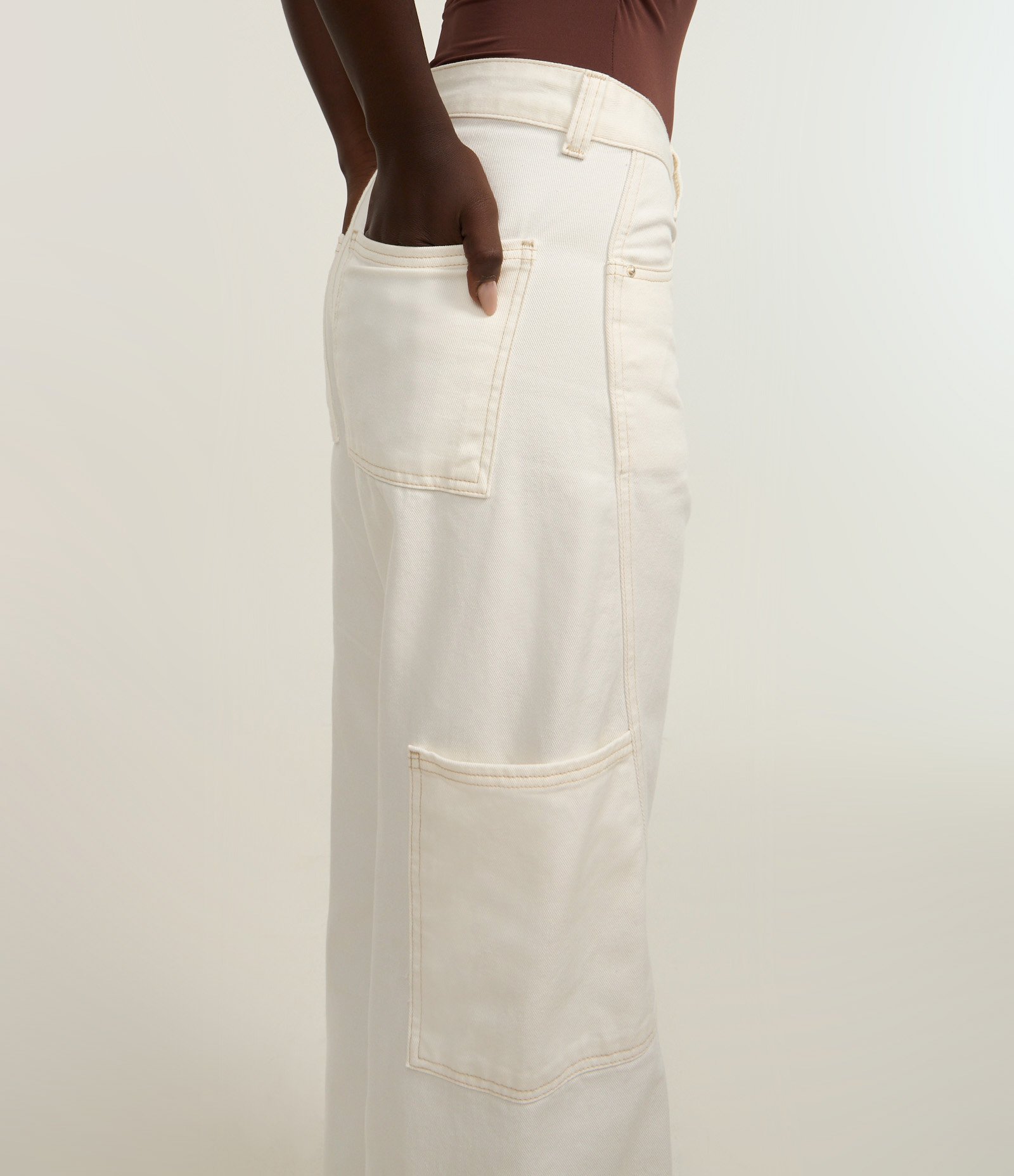 Calça Wide Leg Cintura Alta em Sarja com Recorte Transversal Branco 4