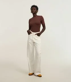 Calça Wide Leg Cintura Alta em Sarja com Recorte Transversal