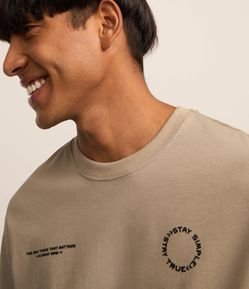 Camiseta Comfort em Algodão com Estampa Lettering