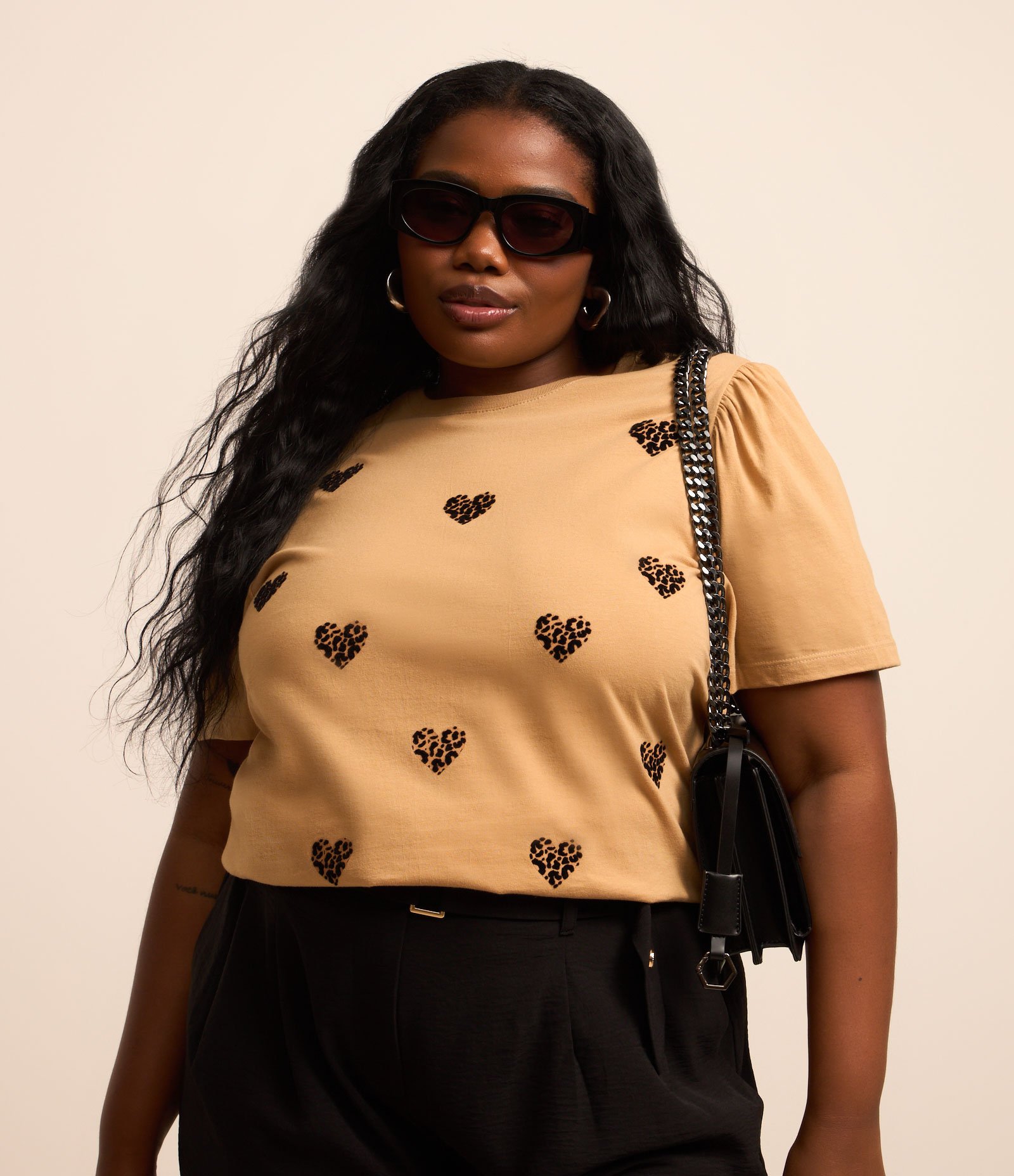 Blusa com Manga Bufante e Estampa Coração Curve & Plus Size Marrom Caramelo 1