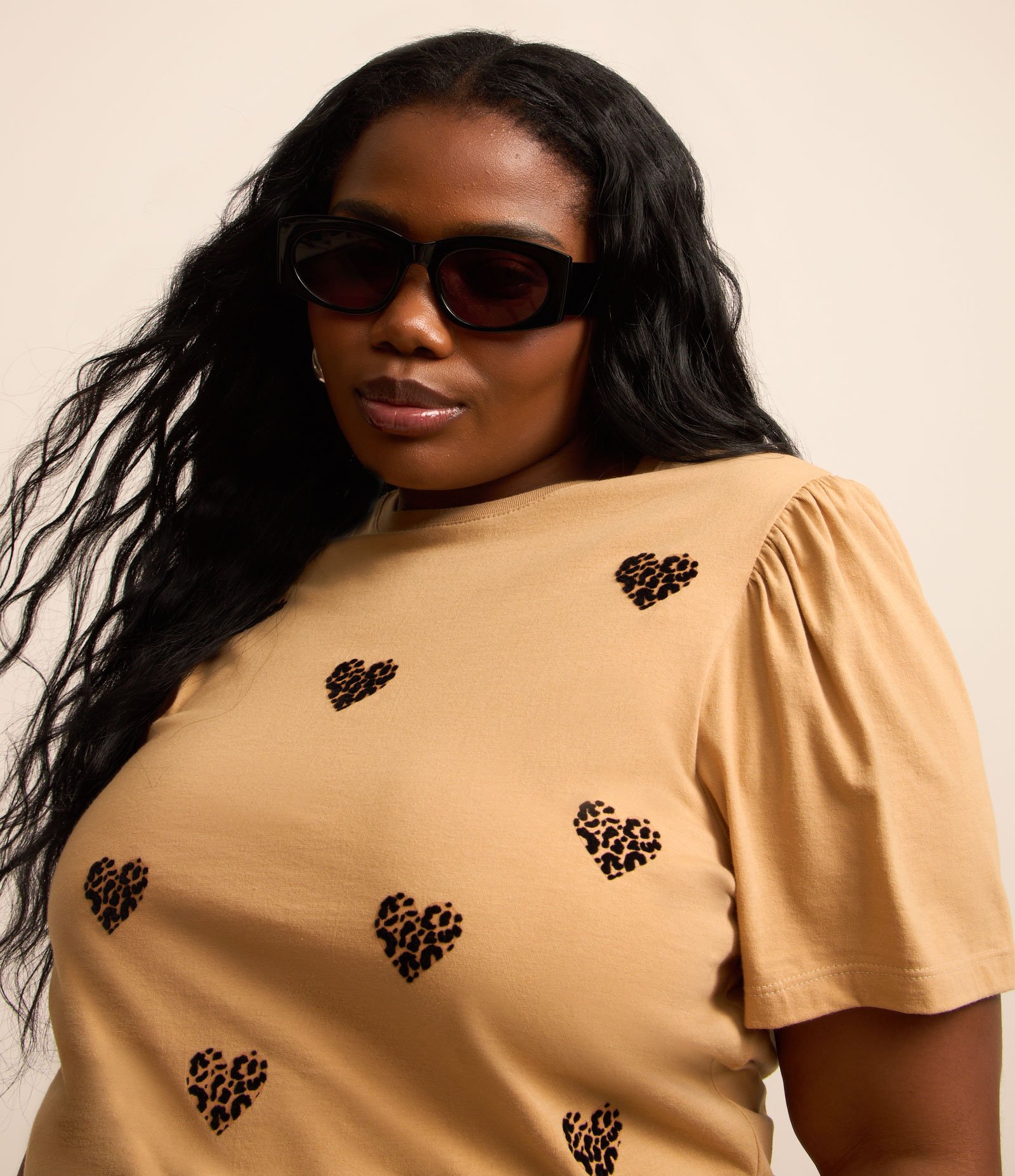 Blusa com Manga Bufante e Estampa Coração Curve & Plus Size Marrom Caramelo 3