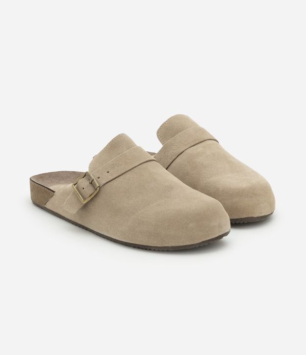 Chinelo Mule em Camurça com Tira Larga e Fivela