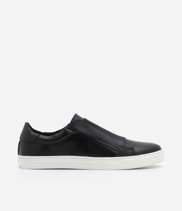 Tênis Slip On em Couro com Recortes e Elástico na Parte Superior