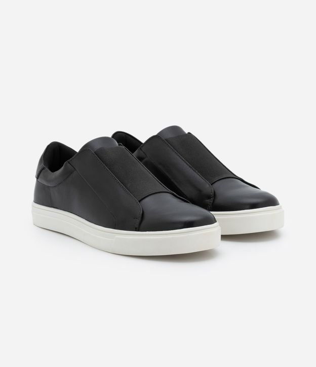 Tênis Slip On em Couro com Recortes e Elástico na Parte Superior