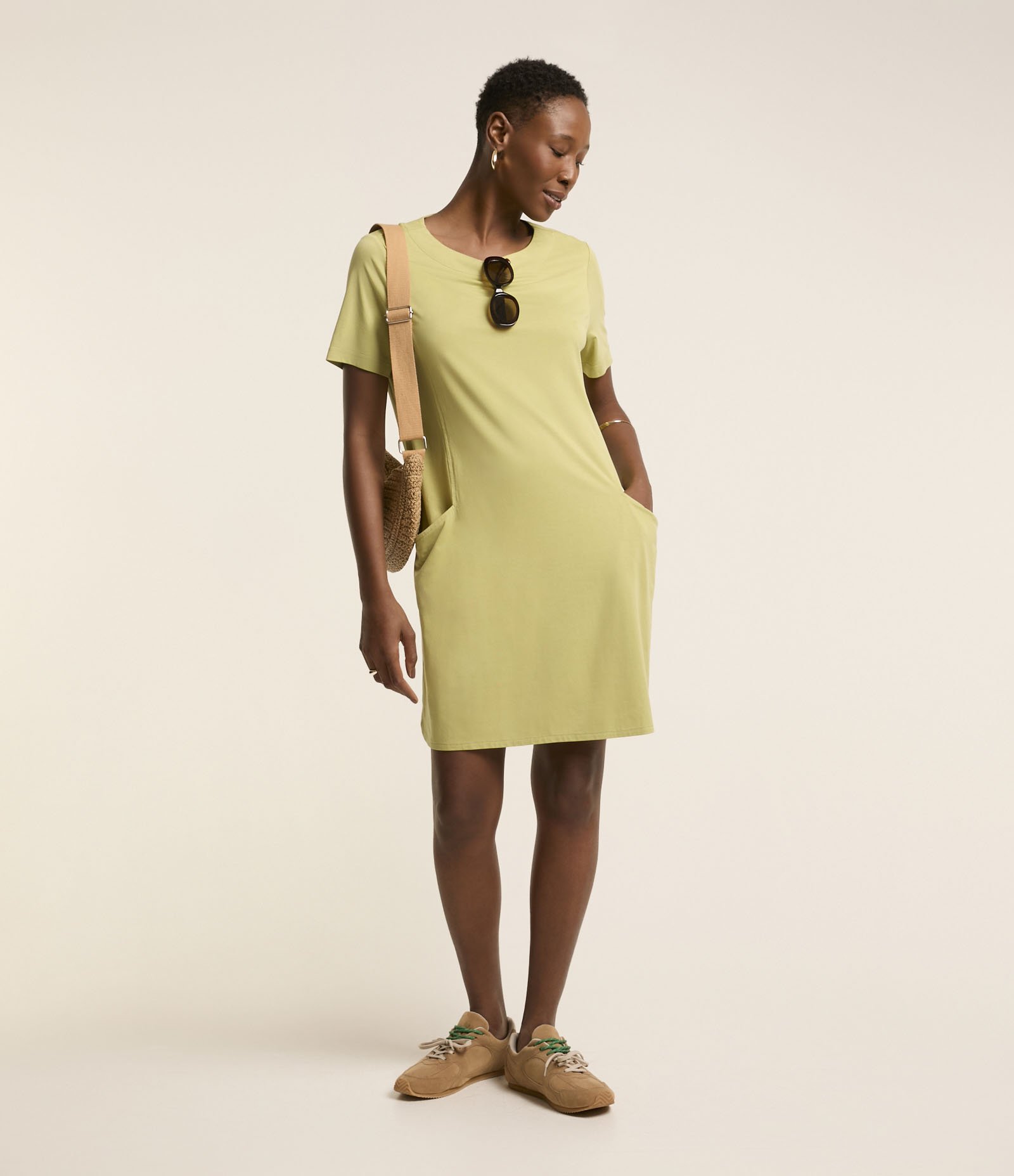 Vestido T-shirt Curto em Viscose com Bolsos Laterais Verde 1
