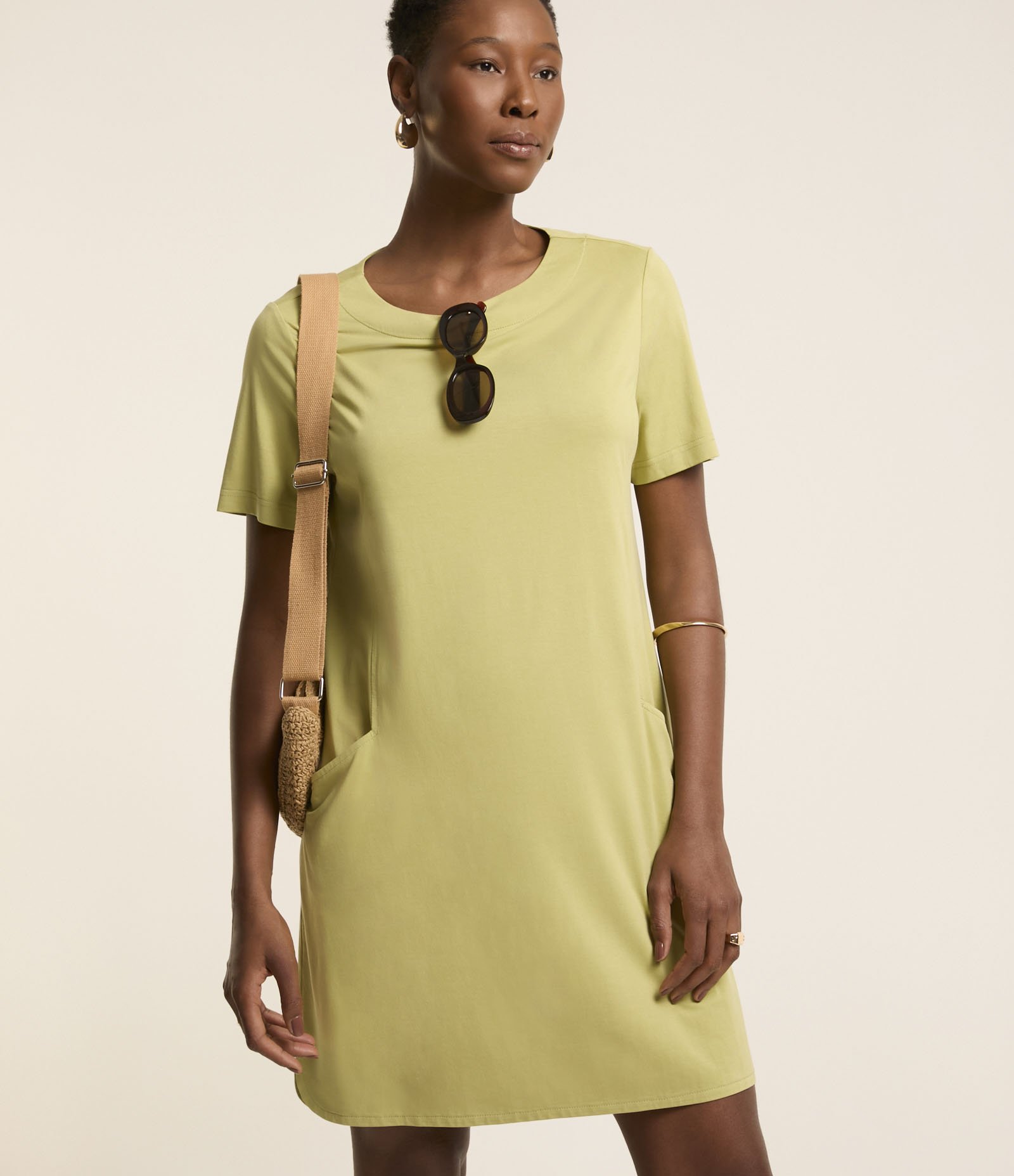 Vestido T-shirt Curto em Viscose com Bolsos Laterais Verde 2