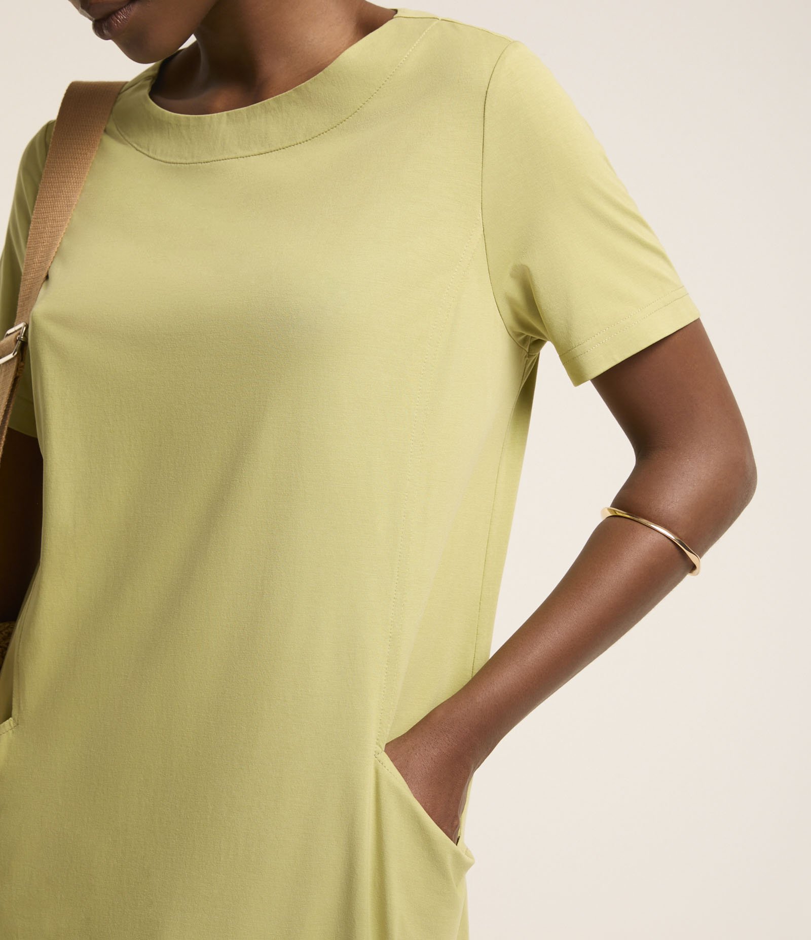 Vestido T-shirt Curto em Viscose com Bolsos Laterais Verde 3