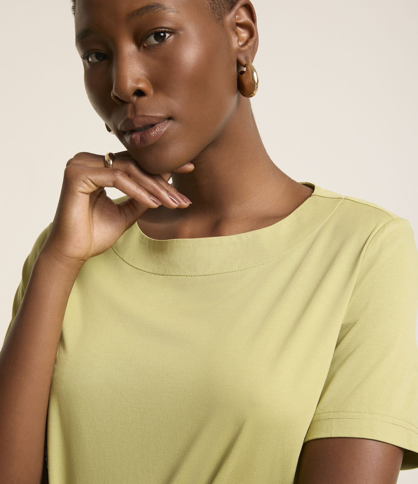 Vestido T-shirt Curto em Viscose com Bolsos Laterais Verde 4