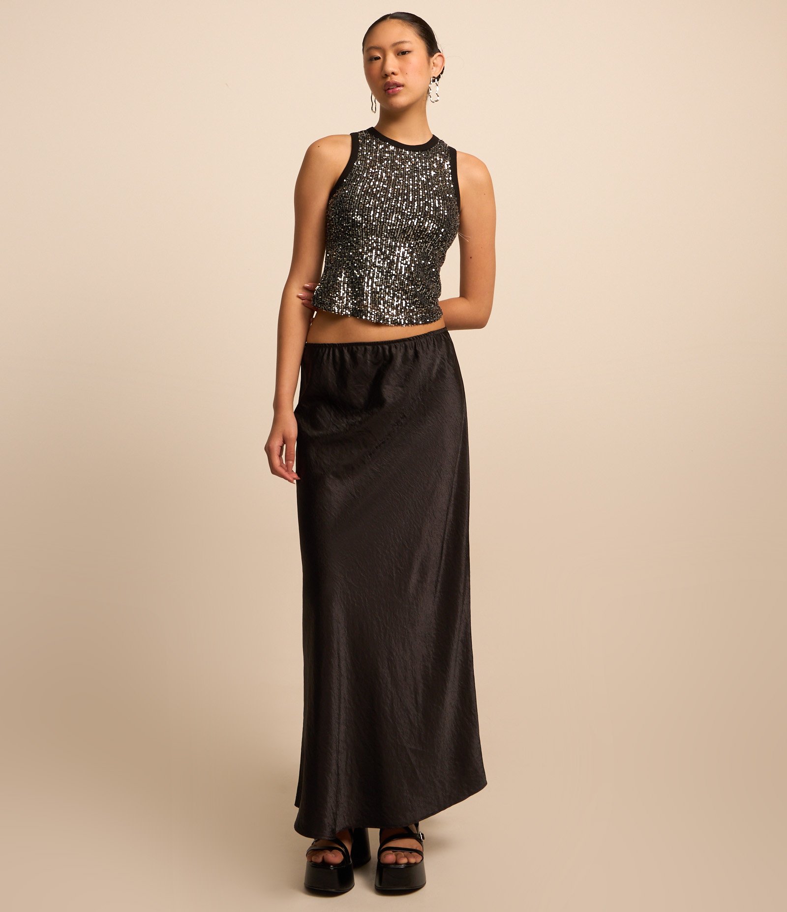 Blusa sem Manga em Paetês e Cavas Contrastantes Prata 2