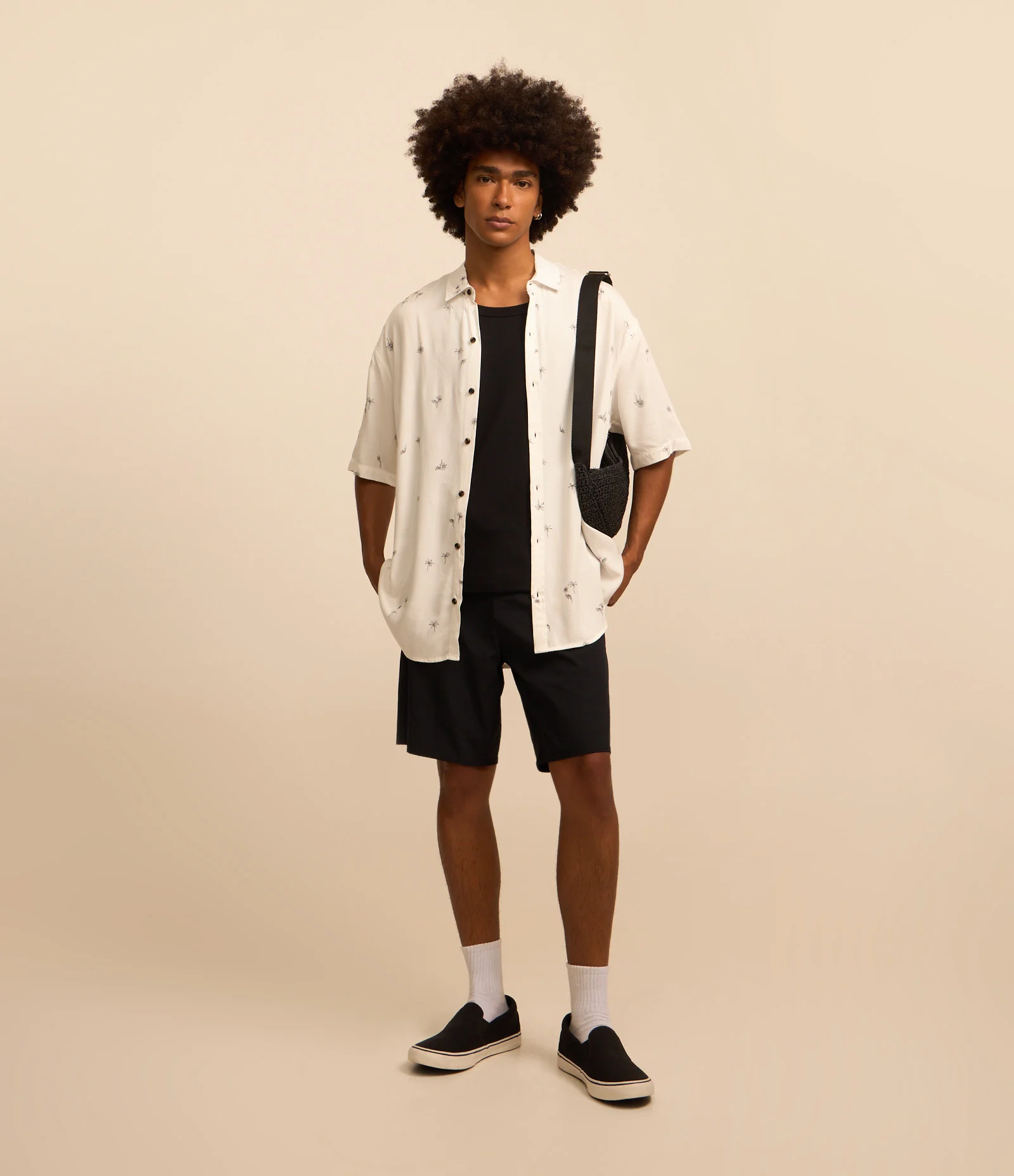 Bermuda Básica com Cordão e Patch Preto 1