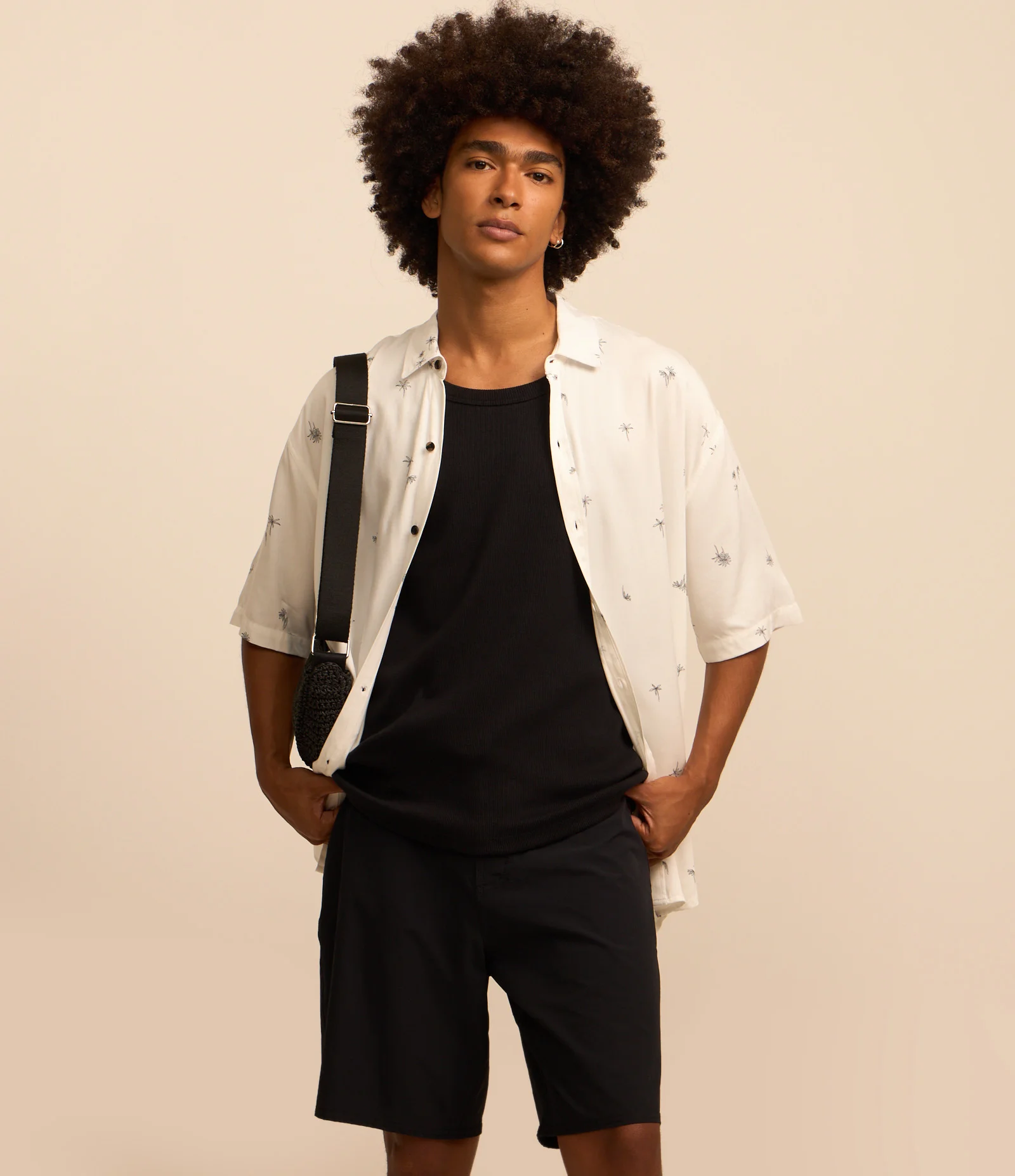 Bermuda Básica com Cordão e Patch Preto 2