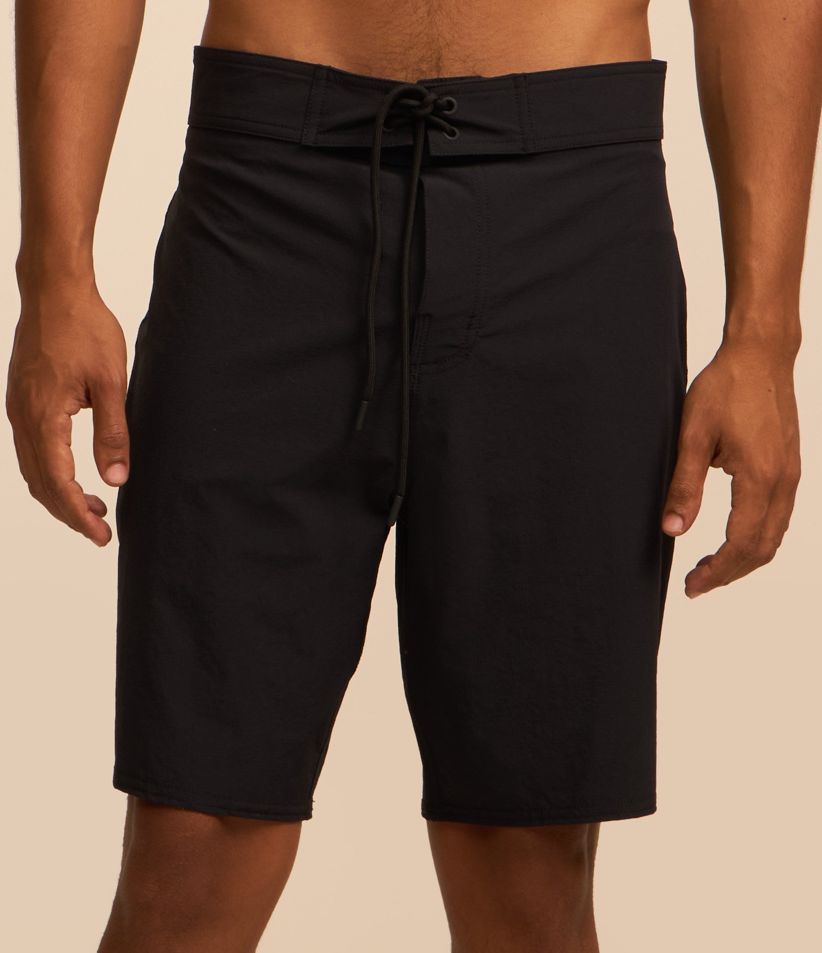 Bermuda Básica com Cordão e Patch Preto 3