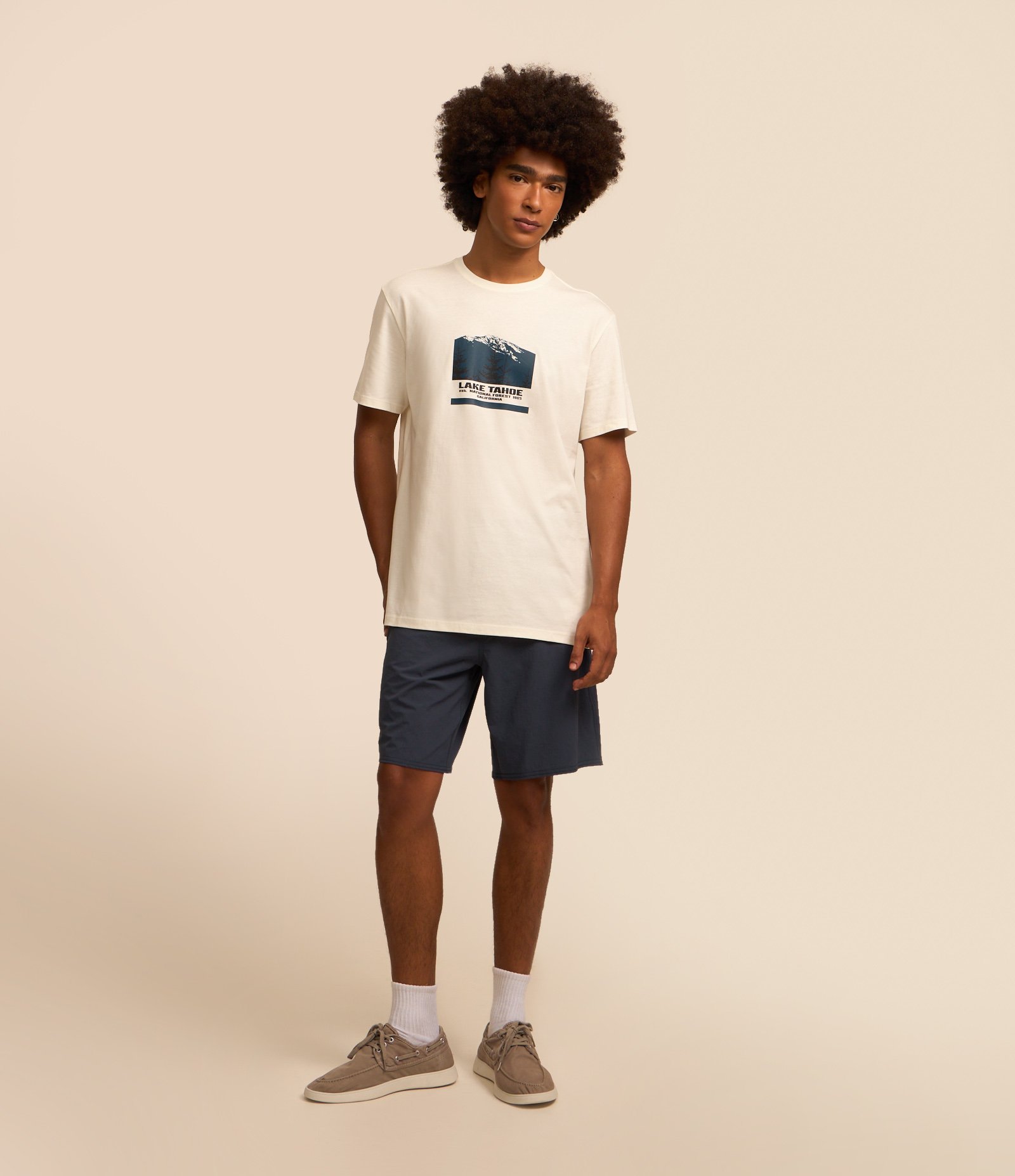 Bermuda Básica com Cordão e Patch Azul Marinho 1
