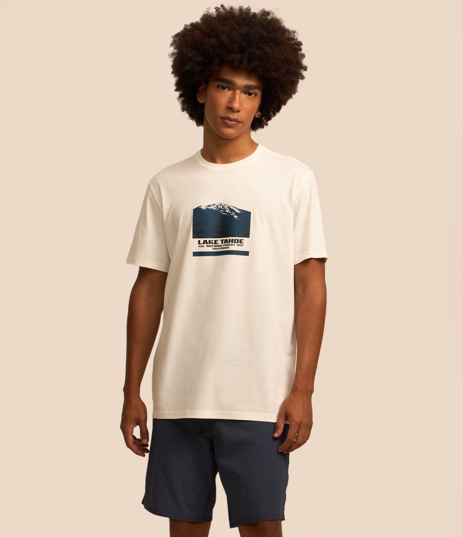 Bermuda Básica com Cordão e Patch Azul Marinho 2