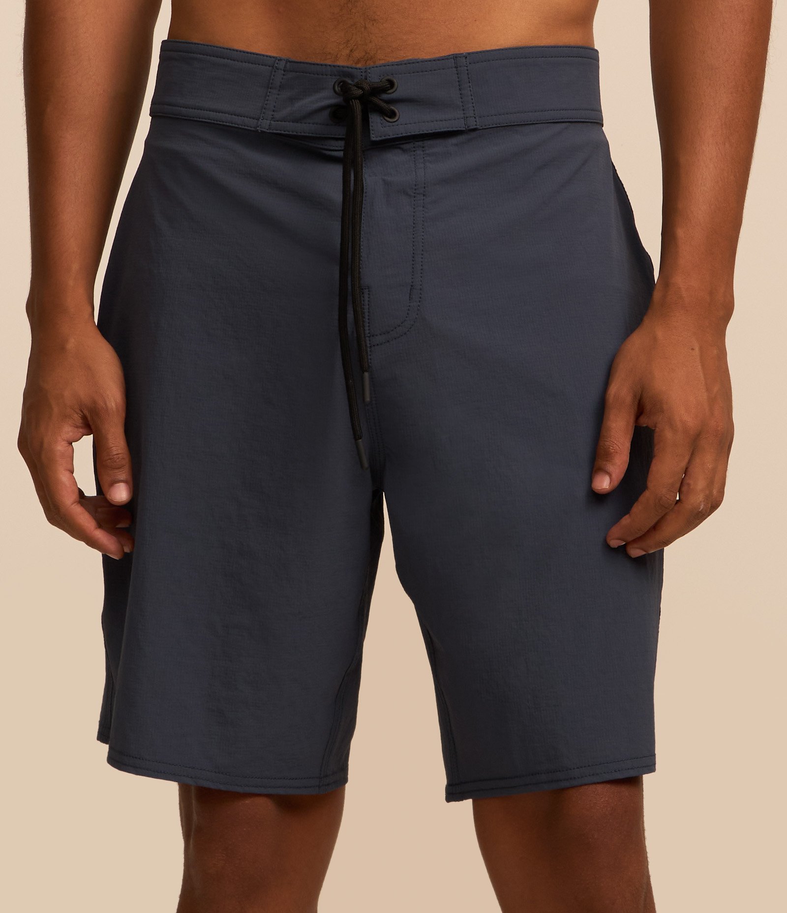 Bermuda Básica com Cordão e Patch Azul Marinho 3
