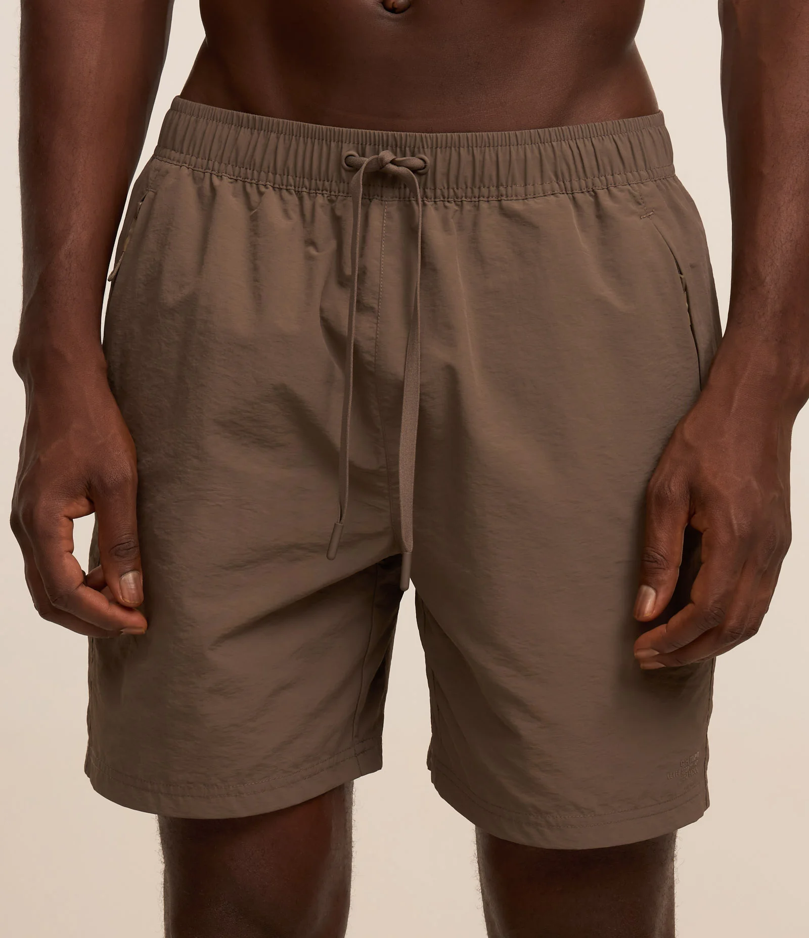 Bermuda  Esportiva Com Cós Elástico e Cordão para Ajuste Marrom 2