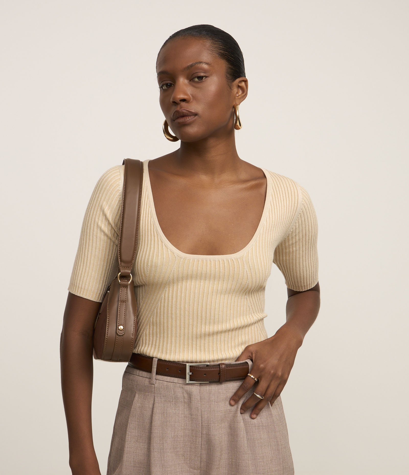 Blusa Canelada em Tricô com Decote U Bege 1