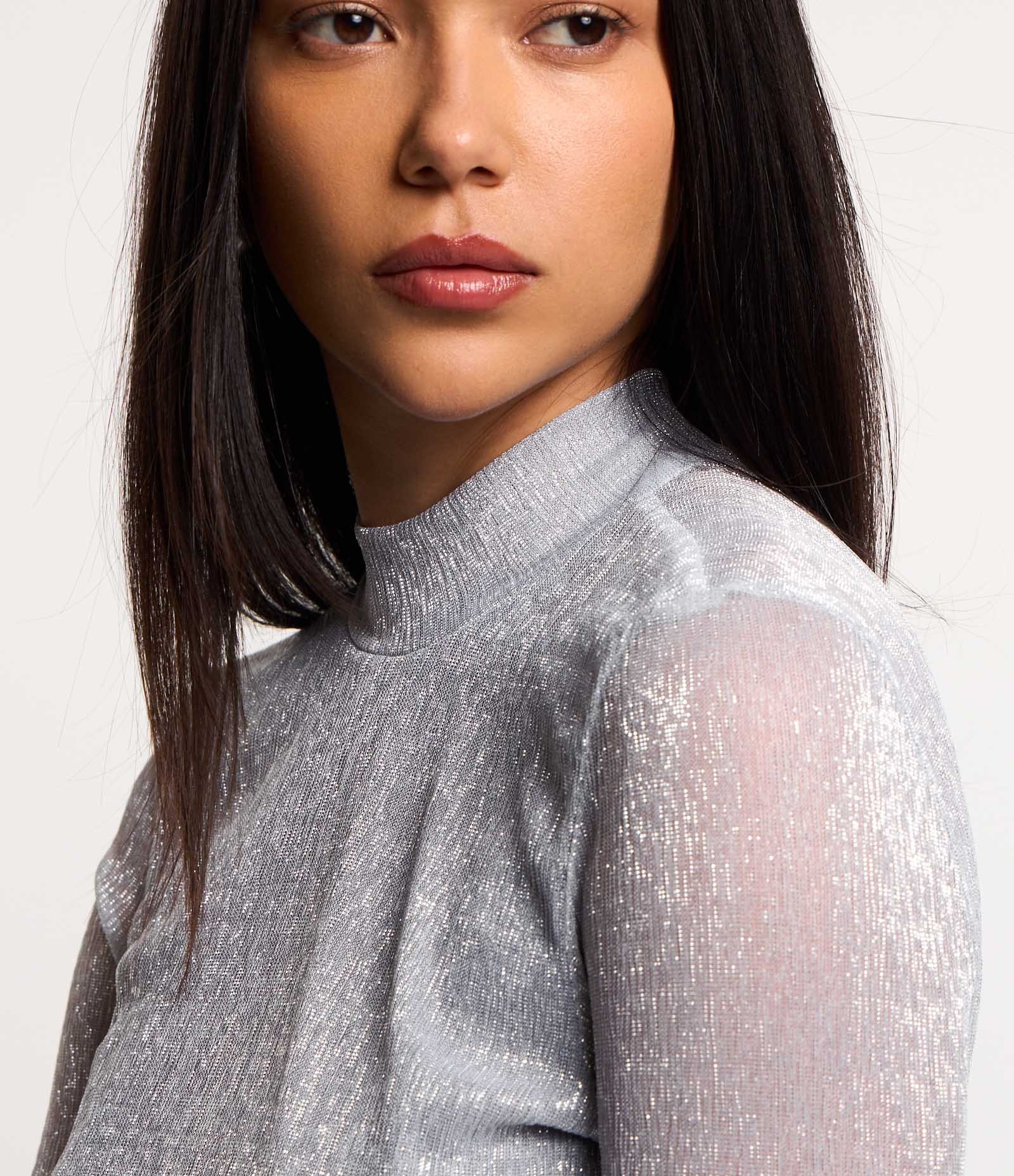 Blusa Cropped em Tule Metalizado com Golinha e Gota nas Costas Prata 4