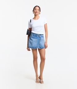 Short Saia em Jeans com Sobreposição e Abotoamento