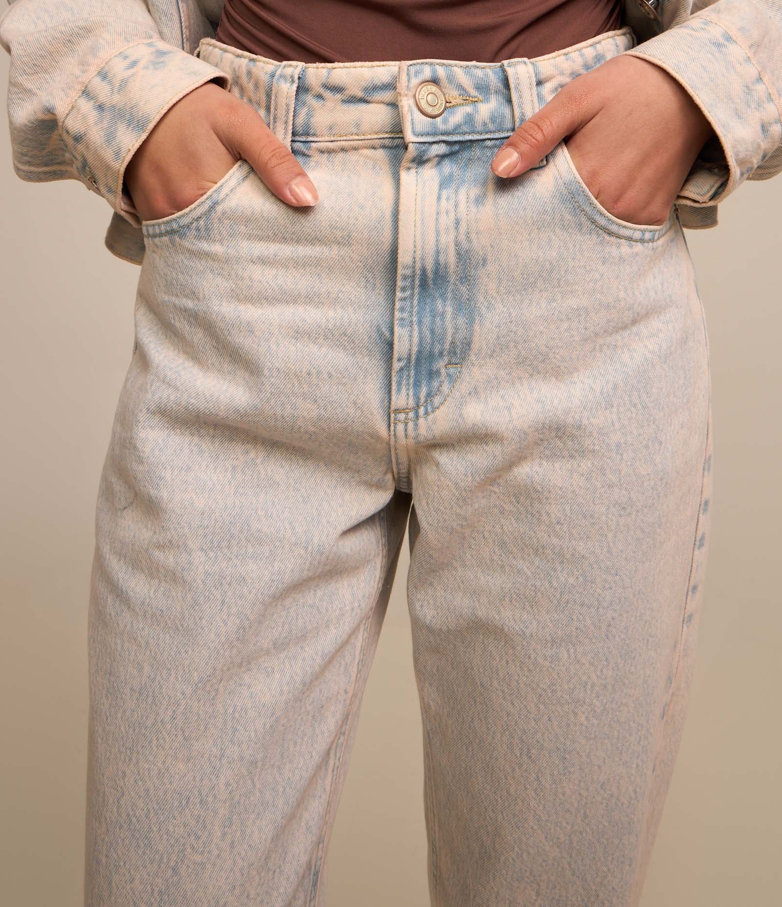 Calça Mom em Jeans com Dirty Washed Azul 4