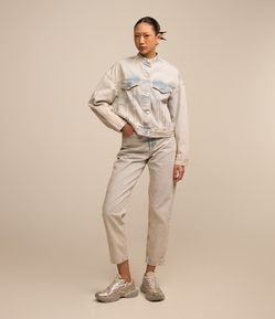 Calça Mom em Jeans com Dirty Washed