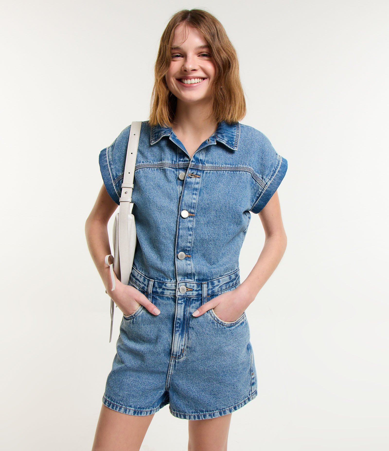 Macaquinho em Jeans com Manga Curta Dobrada Sem Cava Azul 2