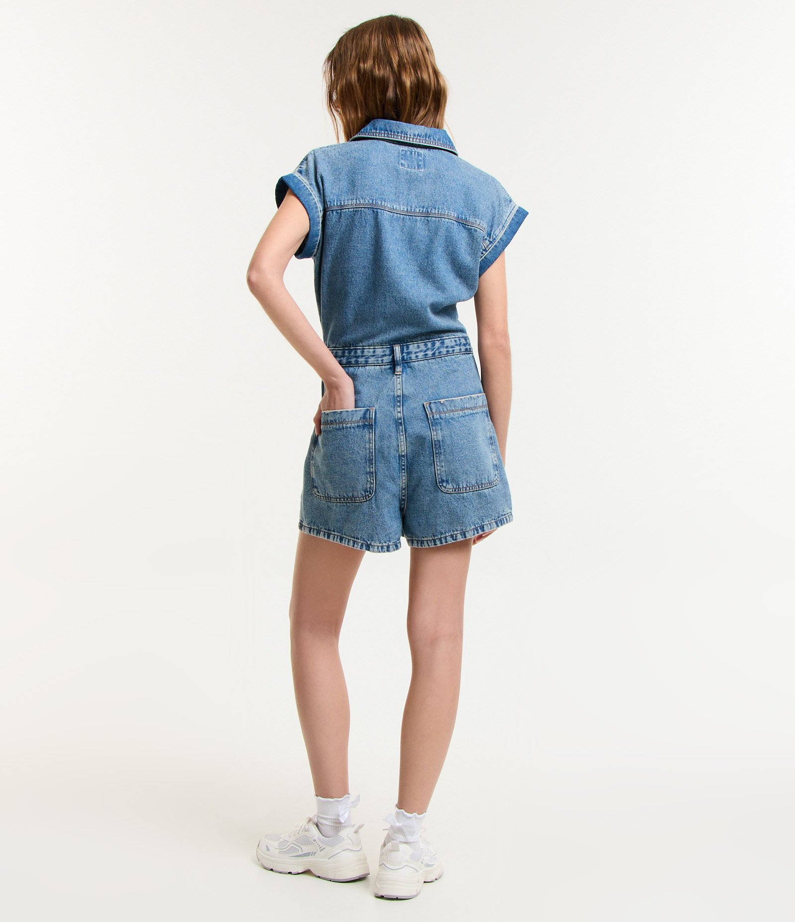 Macaquinho em Jeans com Manga Curta Dobrada Sem Cava Azul 3