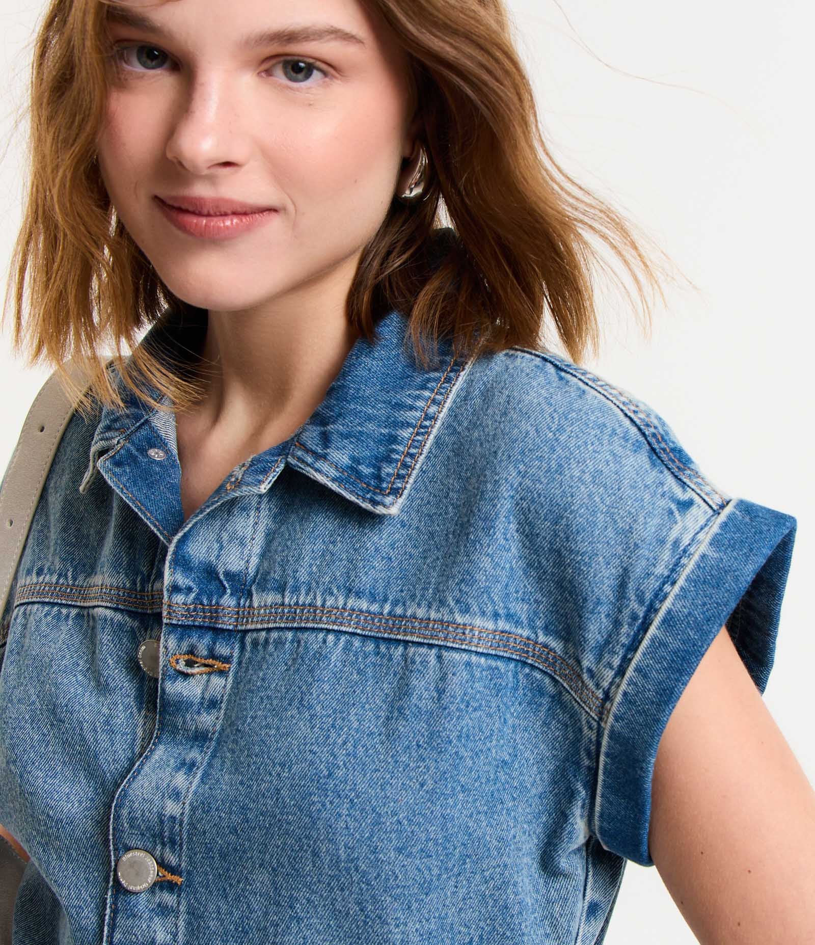 Macaquinho em Jeans com Manga Curta Dobrada Sem Cava Azul 4