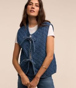 Colete em Jeans com Textura Matelassê e Laço