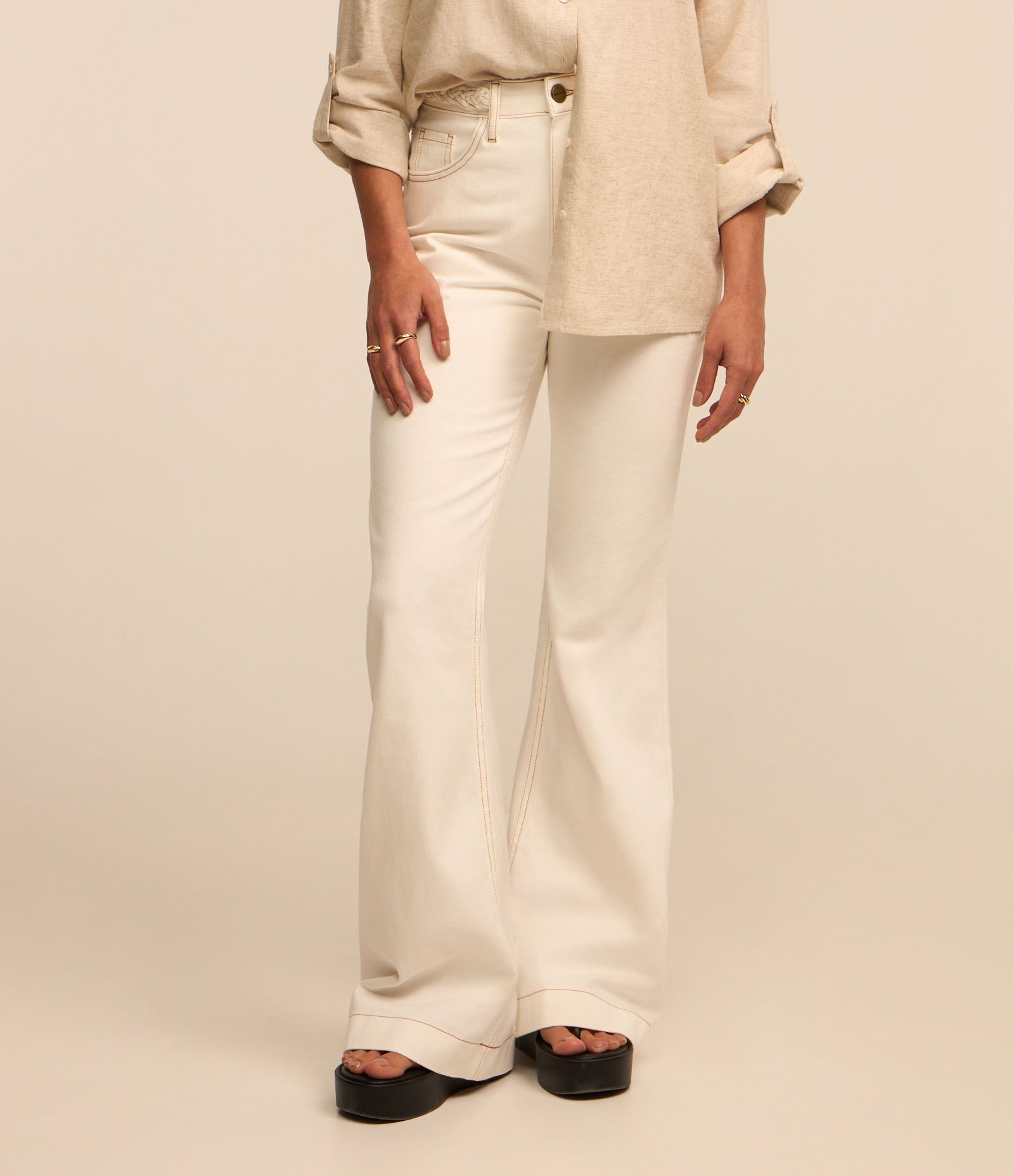 Calça Flare Cintura Alta em Sarja com Cós Trançado Off White 1