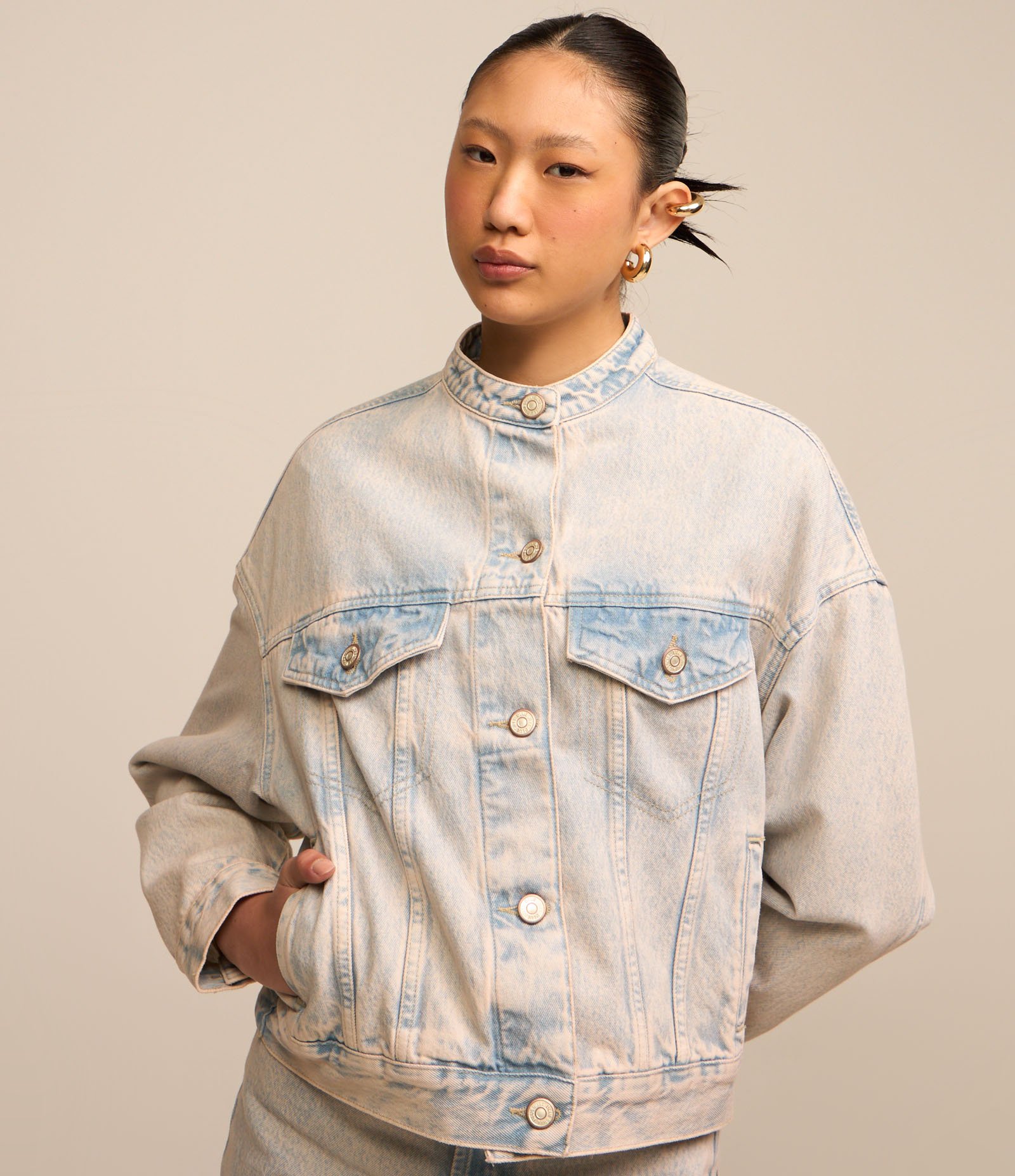 Jaqueta Trucker em Jeans Dirty Washed com Recortes Azul 4