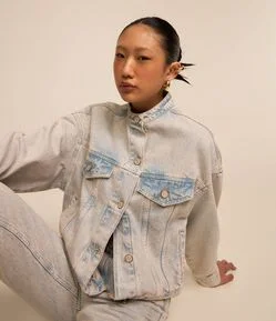 Jaqueta Trucker em Jeans Dirty Washed com Recortes