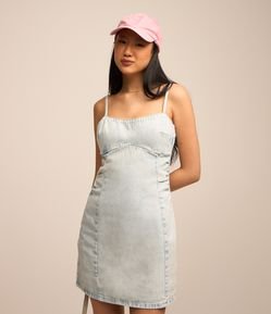 Vestido Curto de Alça em Jeans Delavê com Recortes