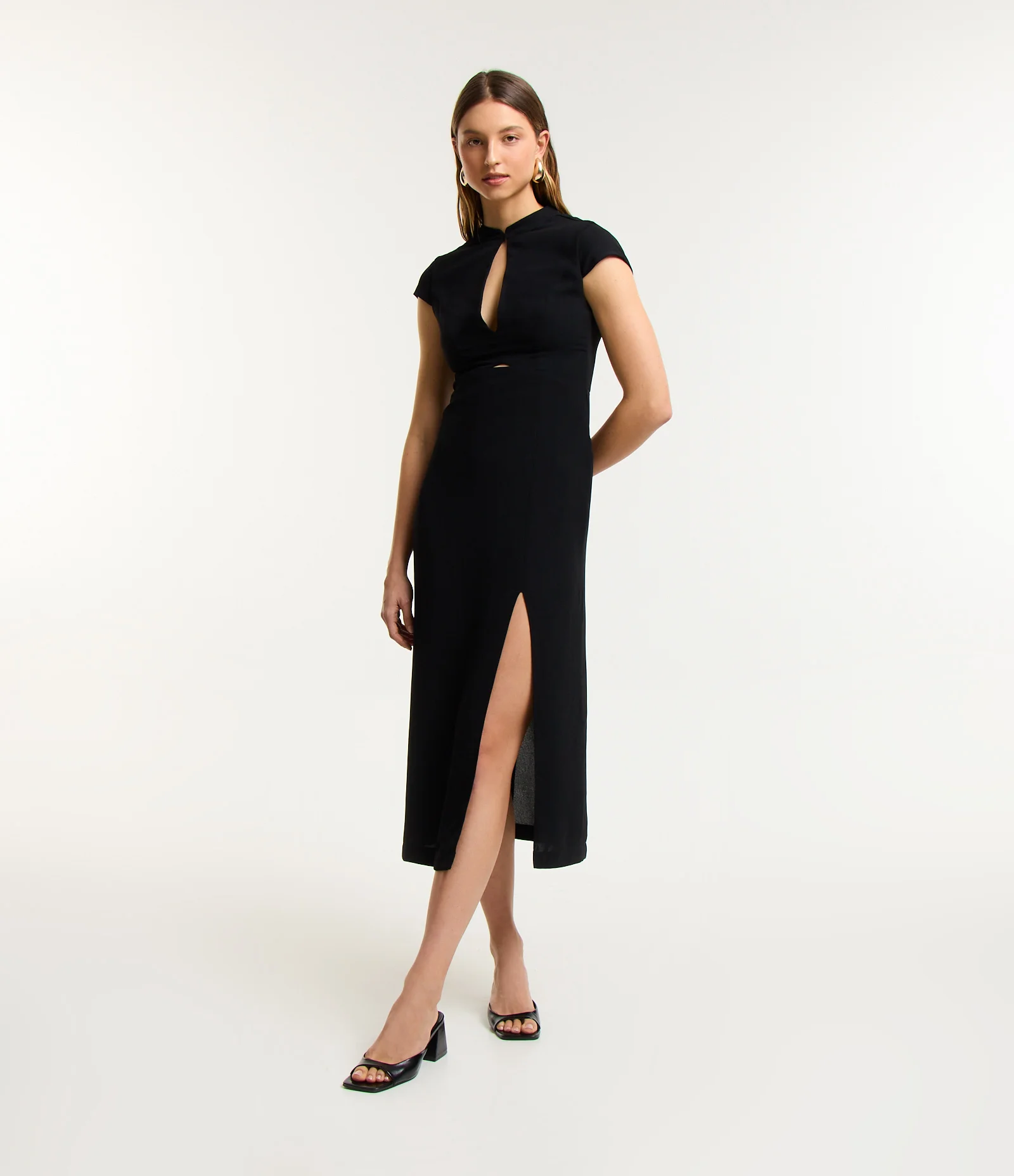 Vestido Midi em Crepe com Gola Japonesa e Fenda na Perna Preto 1