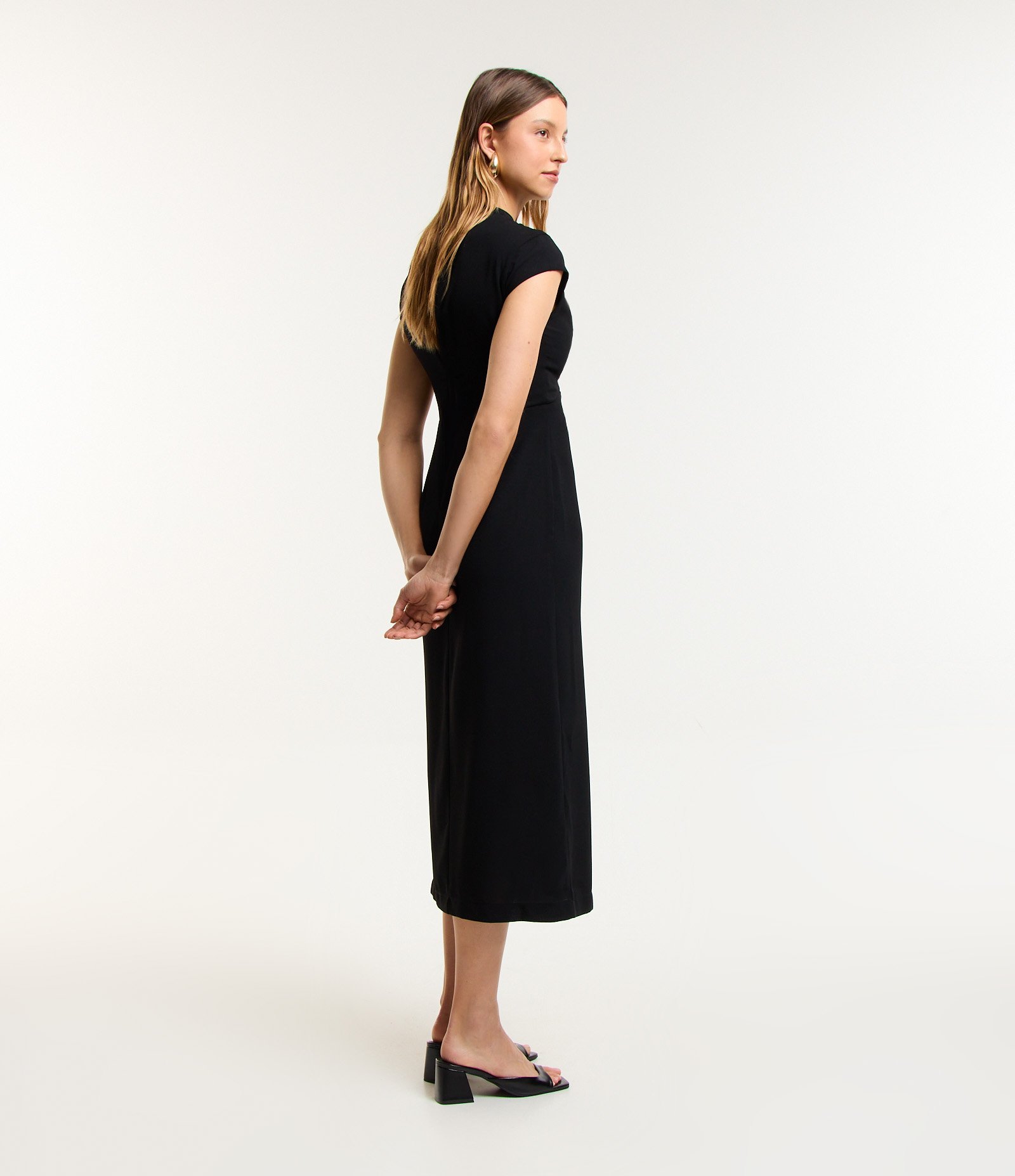 Vestido Midi em Crepe com Gola Japonesa e Fenda na Perna Preto 3