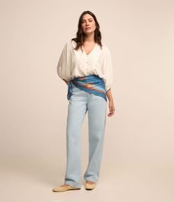 Calça Reta Cintura Alta em Jeans Delavê