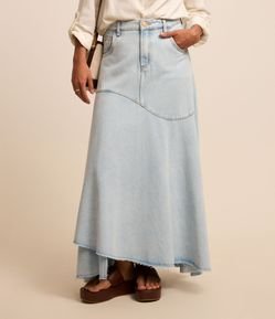 Saia Evasê New Midi em Jeans Delavê com Barra Assimétrica