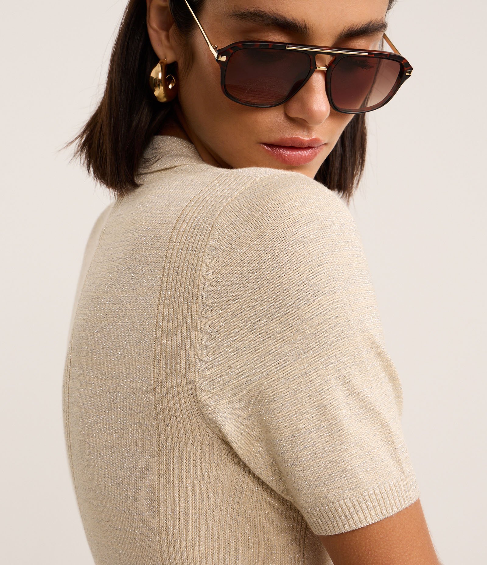 Blusa em Tricô com Gola Polo e Fio Metalizado Bege 5