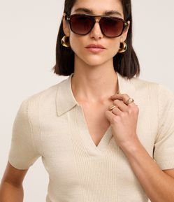 Blusa em Tricô com Gola Polo e Fio Metalizado