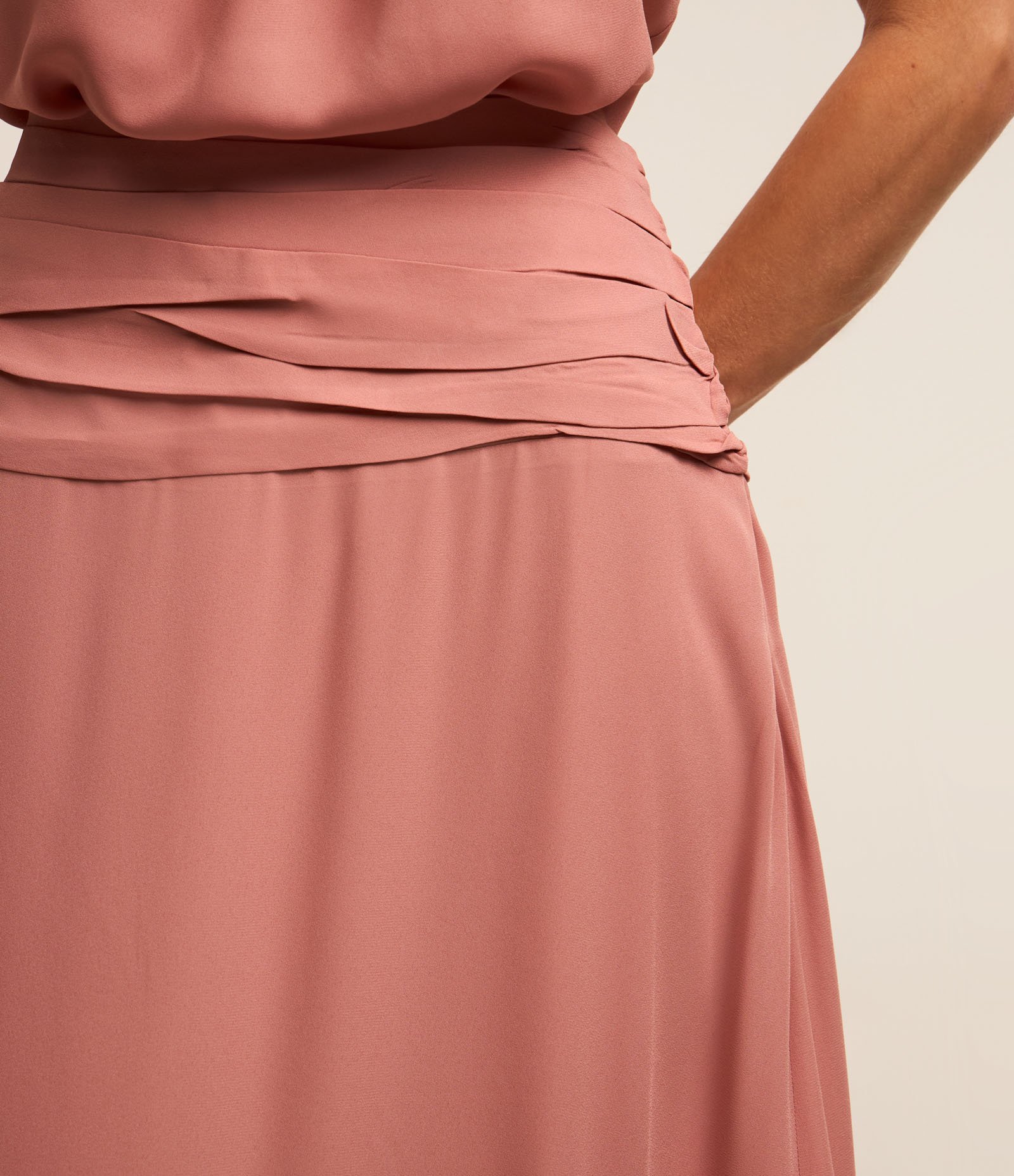 Saia Midi em Alfaiataria e Barra Mullet com Babado Rosa 3