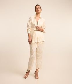 Calça Cenoura em Algodão Bordado e Pregas