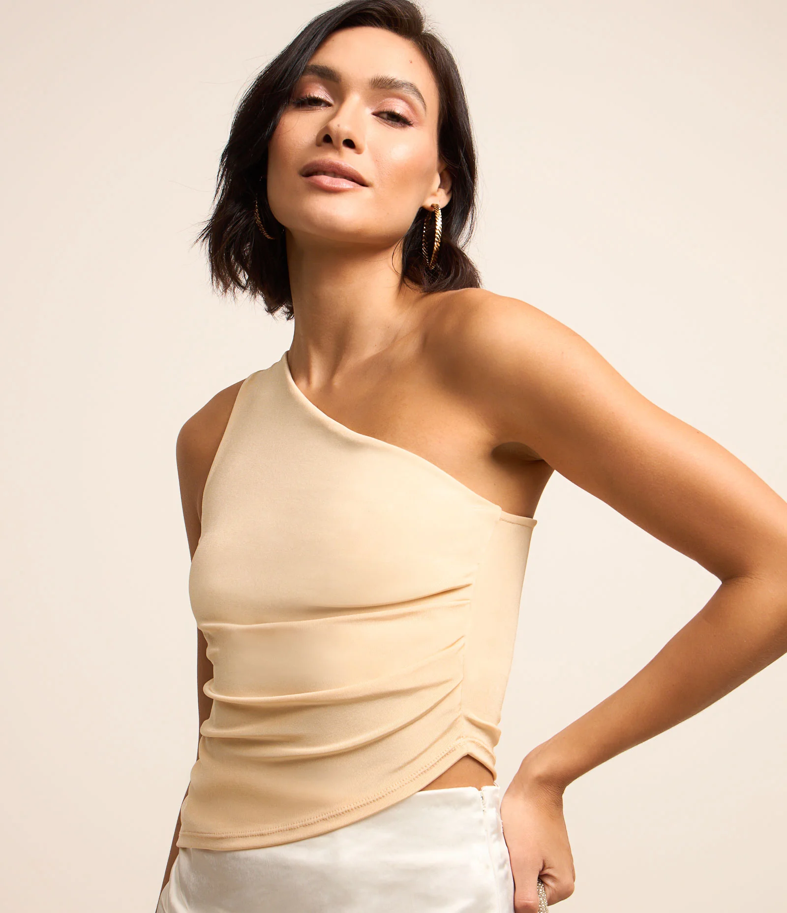 Blusa Ombro Só com Barra Assimétrica e Franzidos Bege 1