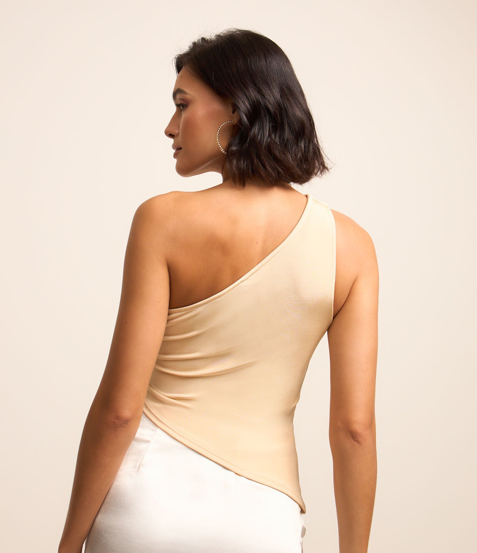 Blusa Ombro Só com Barra Assimétrica e Franzidos Bege 3
