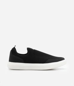 Tênis Slip On em Material Sintético com Recortes