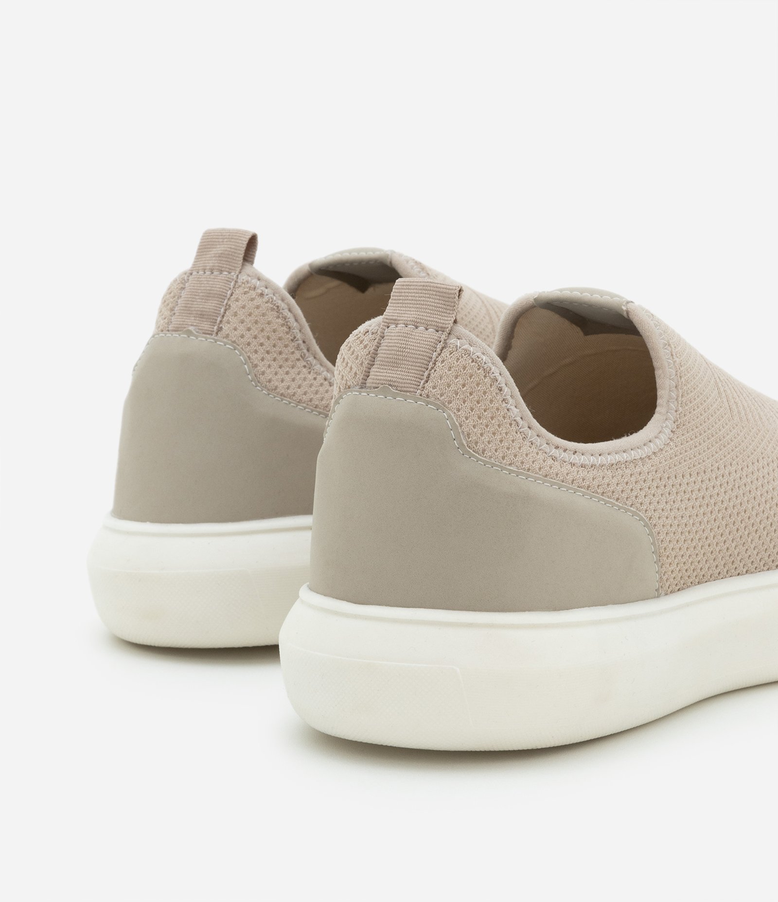 Tênis Slip On em Material Sintético com Recortes Bege e Branco 3